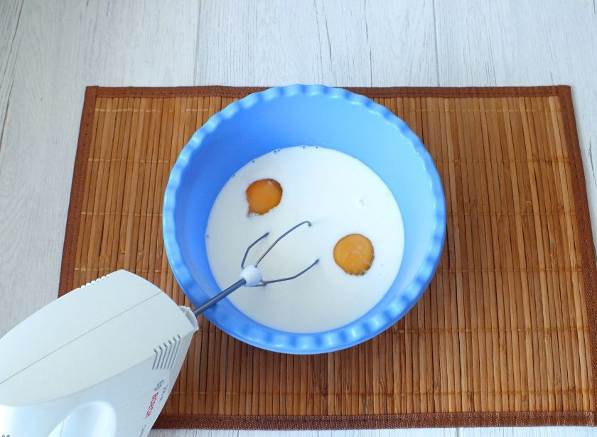 1. Этап. Лапшевник из блинов: В глубокую чашу налейте теплое молоко. Добавьте соль, сахар, яйца и взбейте миксером.