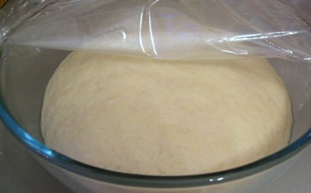 1. Этап. Пирожки с грибами в духовке: Когда тесто увеличится в объеме вдвое, мы его обминаем и ставим в теплое место еще минут на 20-30.