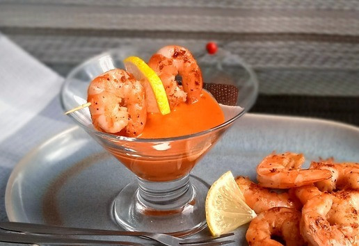 1. Этап. Креветки с перечным соусом: Сервировать для подачи по своему усмотрению. Можно подать порционно по типу верринов, в маленьких стаканчиках. В каждый стаканчик влить по ложке соуса. На шпажку нанизать пару креветок, чередуя ломтиком лимона и опустить в соус. Или на одном общем блюде для дружных посиделок. Где будет стоять тарелка с креветками, а рядом соусник с соусом. Ну и ломтики лимона. Тогда каждый может взять нужное количество креветок себе на тарелку и полить соусом.