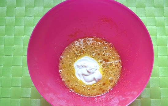 1. Этап. Хворост с медом: 4. Взбейте и добавьте сметану.