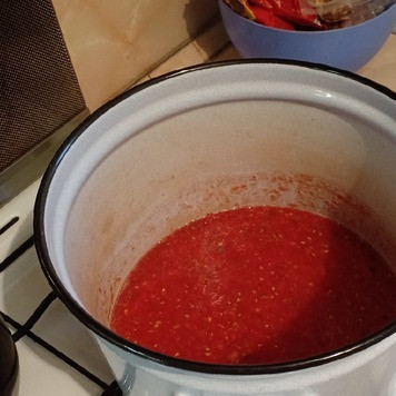 1. Этап. Острое лечо: Выложить массу в большую кастрюлю и варить 40мин.