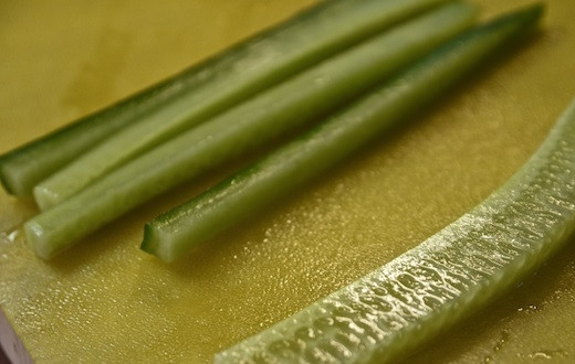 1. Этап. Роллы овощные: 3. Нарежьте тонкими полосочками огурец. Серединку с семечками лучше не использовать, чтобы роллы не размокли.