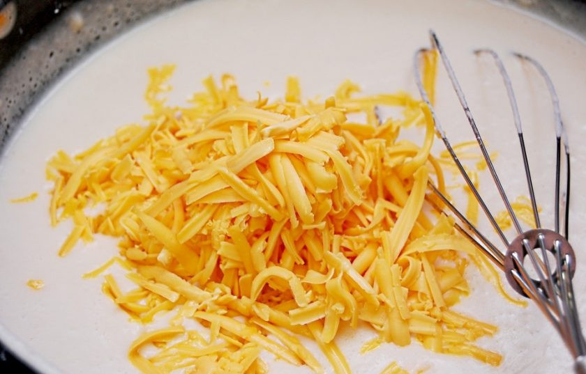 1. Этап. Тыквенные макароны: 3. Потом в молоко натрите часть сыра. Помешивая, варите соус до единой консистенции. А готовые макароны перемешайте с луком и тыквенным пюре.