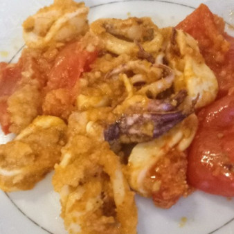 Закуска из кальмаров с помидорами