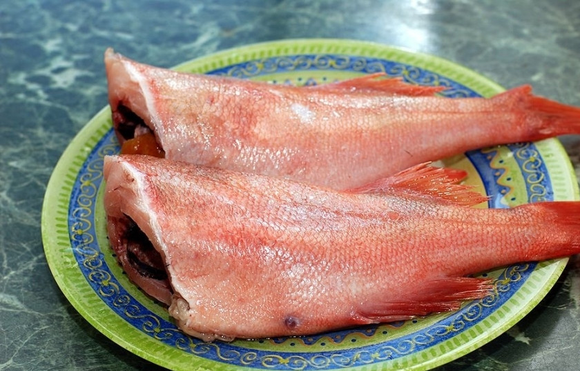 1. Этап. Запеченный окунь: Морских окуней ставим размораживать с вечера. Затем окуней очищаем. Обрезаем плавники. Голову отрезаем, а вот хвост можно оставить для красоты :) Снимаем чешую, вынимаем внутренности, хорошенько промываем, удаляем черную пленку.