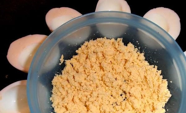 1. Этап. Закуска Селедка под шубой в яйце: Разрежьте яйца пополам, вытащите из них желток, помните его вилкой до мелких кусочков. Белки поставьте в холодильник на 10-15 минут, что бы они охладились и держали форму.