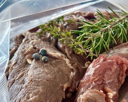 1. Этап. Свинина су вид: Через три дня мясо хорошо промыл. Тщательно обсушил бумажными полотенцами. И мясу надо дать вылежаться. Проветриться, что называется. Созреть. При комнатной температуре. Это еще надо для того, чтобы нитритная соль полностью провзаимодействовала с мясом. Минимум часов шесть пусть лежит. Я его уложил в пакеты для вакуумирования, добавил по веточке тимьяна и розмарина, да по три ягодки можжевельника. Пакеты, естественно, оставил открытыми.