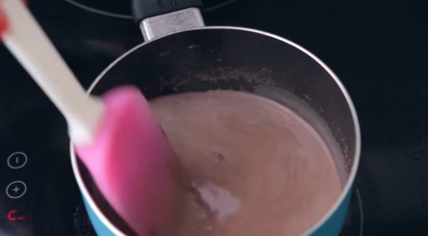 1. Этап. Шоколадные тосты: 2. Приготовьте какао: молоко подогрейте на небольшом огне, добавьте к нему ванилин, какао и хорошо перемешайте до исчезновения всех комочков.