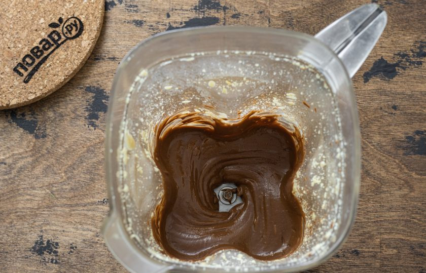 1. Этап. Шоколадная арахисовая паста: Добавьте растопленный шоколад в чашу блендера, еще раз пробейте пасту до однородности.