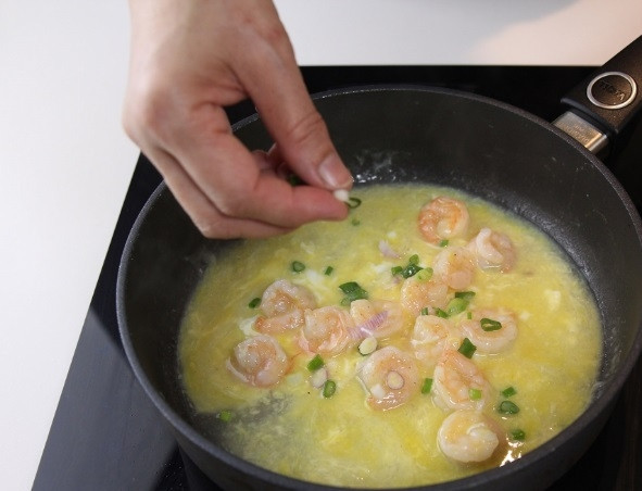 1. Этап. Креветки с яйцом: Добавьте смесь из 2 ст. ложек крахмала и воду, посолите. Теперь добавьте предварительное взбитое венчиком или вилочкой яйцо.