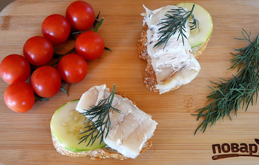 1. Этап. Бутерброды с треской и огурцами: 5. Украсьте зеленью и подавайте с овощами. Приятного аппетита!
