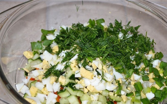 1. Этап. Салат с печенью трески: 3. Вымойте, обсушите свежую зелень и мелко нарежьте.