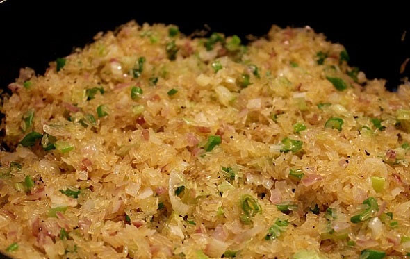 1. Этап. Мясо козы без запаха: Рис промойте под проточной водой и откиньте на сито или дуршлаг. Затем выложите его к обжаренному луку. Добавьте остатки растительного масла, влейте стакан воды и тушите, пока рис полностью не приготовится.