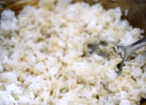 1. Этап. Рецепт суши Филадельфия дома: Тщательно промываем рис и ставим варить с 3/4 стакана воды. Доводим до кипения, уменьшаем огонь до минимума и варим под крышкой 15 минут. Выключаем огонь и оставим рис под крышкой еще на 10 минут. Не мешаем!!! Затем дадим рису немного остыть и добавим столовую ложку уксуса, сахар и соль и хорошо перемешиваем деревянной ложкой. Затем рис должен полностью остыть.