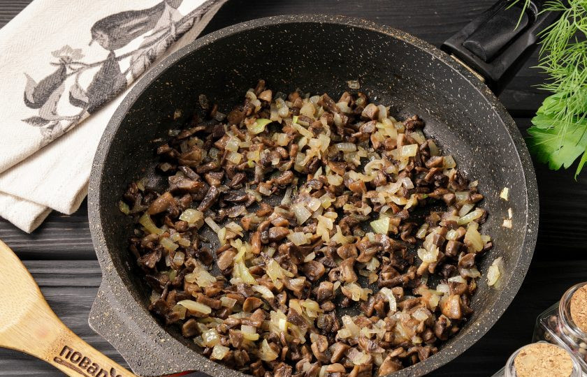 1. Этап. Колдуны с грибами: Шампиньоны нарежьте кубиками и обжарьте до испарения жидкости, затем добавьте нарезанный кубиками лук, 1-2 ложки растительного масла и продолжайте обжаривать всё вместе до мягкости лука. В конце добавьте соль и перец по вкусу.