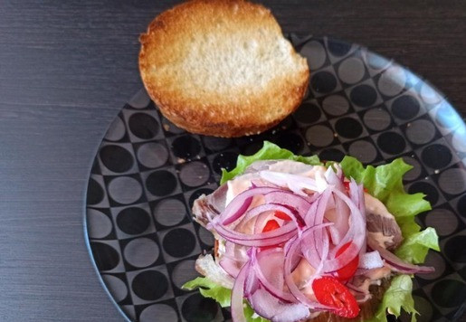 1. Этап. Чизбургер с копченой рулькой и соусом Спайси: Хорошую порцию лука с чили.