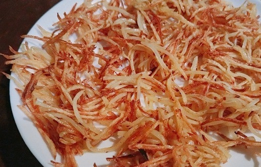 1. Этап. Гнездо водяного дракончика: Жареный картофель выложить на блюдо