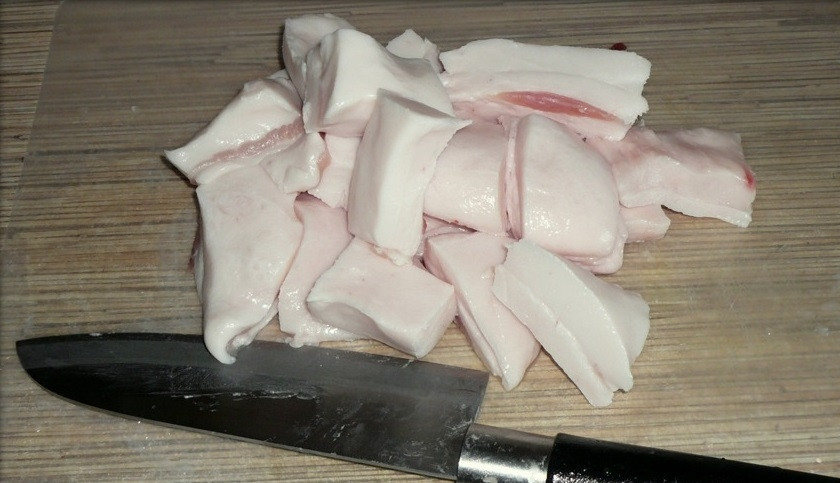 1. Этап. Рыбные котлеты из щуки с салом: 2. Свиное сало нарежьте кусочками поменьше.