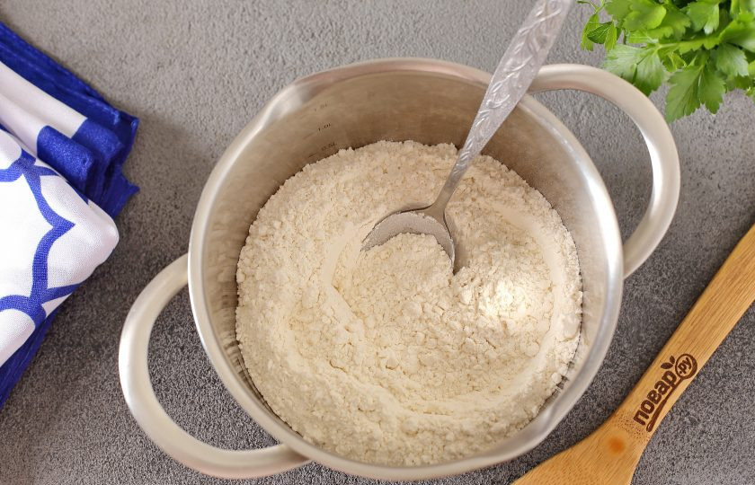 1. Этап. Газмаг для плова: Насыпьте муку в глубокую миску и добавьте соль.