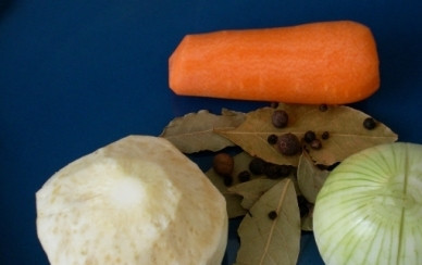 1. Этап. Борщ из конины: Очистим все овощи. Когда бульон закипит, соберем пенку и добавим в него луковицу, морковку, корень сельдерея и перец. Варим бульон часа 2. Через полтора часа добавим в бульон пол-ложки соли и лавровый лист.