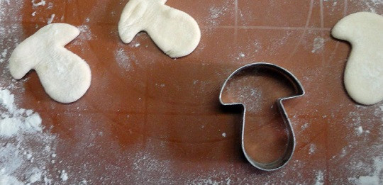 1. Этап. Пирог с грибами из слоеного бездрожжевого теста: 9. Верхний кусочек теста можно сделать оригинальным при помощи специальных формочек для печенья, лучше в грибной тематики. Вырезать несколько грибочков из теста.