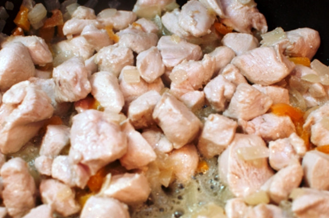 1. Этап. Куриные кусочки в сливках: Добавьте его на сковороду и слегка обжарьте, затем добавьте грибы.