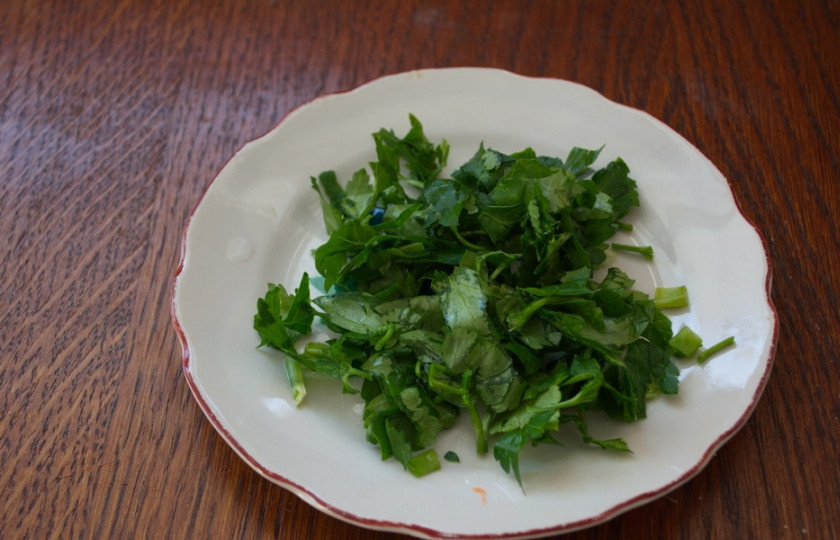 1. Этап. Салат с тертым сыром: Измельчите зелень петрушки и зеленый лук.