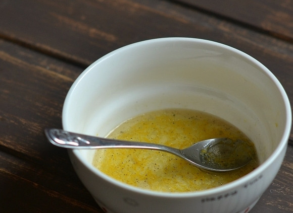 1. Этап. Салат из фасоли с чесноком: И смешать его с маслом, солью и перцем.