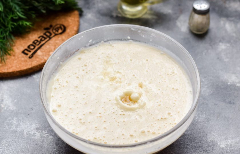 1. Этап. Завтрак в русском стиле: Взбивайте тесто миксером 30 секунд. Добавьте ложку масла.