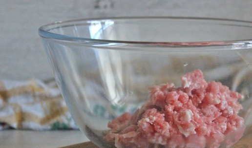 1. Этап. Голубцы «Необычные»: Приготовить начинку для голубцов. Для этого в чашку выложить фарш. ! У меня фарш из свиной шеи. Можно взять говяжий, смешанный и даже куриный.