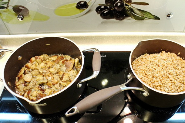 1. Этап. Бризоль в духовке: Для начинки мы обжариваем в растительном масле измельченную луковицу, затем добавляем к ней грибочки и жарим все еще минут 10-15, в конце не забываем начинку посолить и поперчить слегка. Здесь у нас лесные грибы, которые были предварительно отварены, но вы можете заменить их шампиньонами или другими грибами. А параллельно с начинкой можно поставить вариться и гарнир, чтобы не терять времени зря.