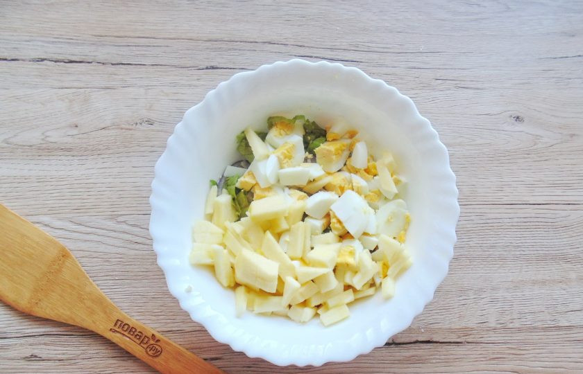 1. Этап. Салат из яблок и щавеля: Отварите яйца. Остудите, очистите и нарежьте мелко. Яблоко очистите и нарежьте мелким кубиком. Добавьте в салатник и яйца и яблоко.