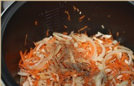 1. Этап. Рыба в томате в мультиварке: На крупной терке трем морковь, тонкими полукольцами режем лук и пластинами нарезаем шампиньоны. В чашу мультиварки наливаем немного масла, выставляем режим 