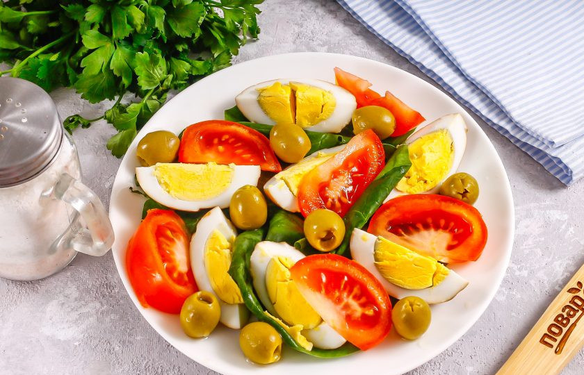 1. Этап. Салат с копчеными яйцами: Выложите между нарезок оливки без косточек или замените их маслинами без косточек.