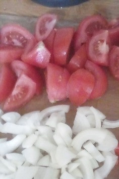 1. Этап. Яичница Самая вкусная в мире: Нашинковать лук, чеснок мелко, перец сладкий, помидоры ломтиками.