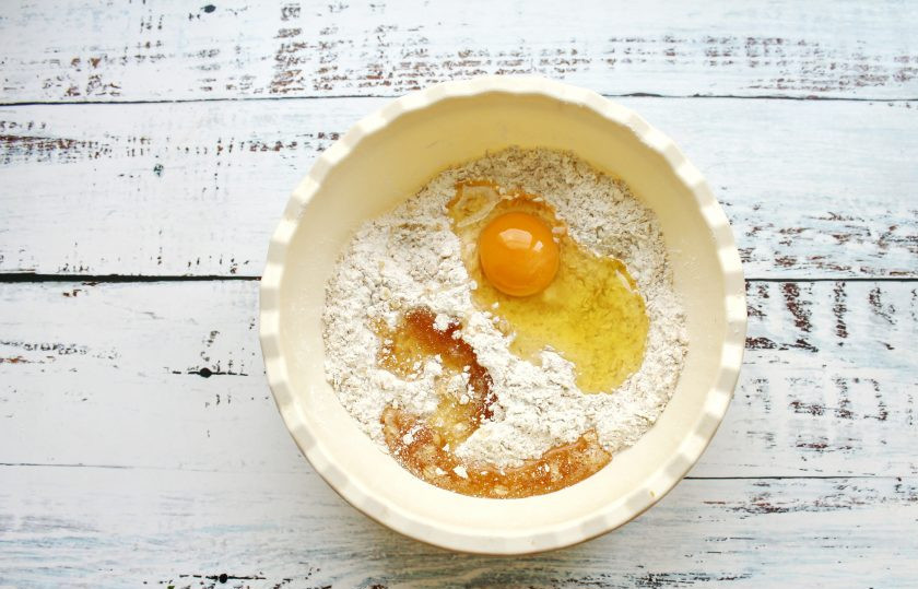 1. Этап. Овсяное печенье Анне Вески: Добавьте в миску жидкий мед и вбейте яйцо, перемешайте.