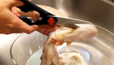 1. Этап. Осьминог по-корейски: Затем промоем и приступаем к потрошению. Ножницами разрезаем голову, начиная с нижнего отверстия.