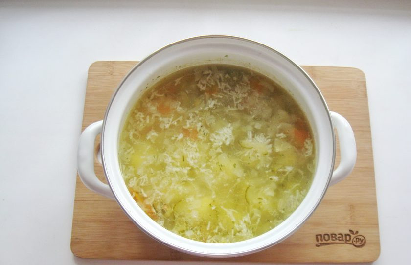 1. Этап. Рассольник с индейкой: Когда все ингредиенты в супе будут готовы, добавьте нарезанные огурцы. Проварите суп еще 5-6 минут и выключайте. Добавьте в кастрюлю отварную индейку.