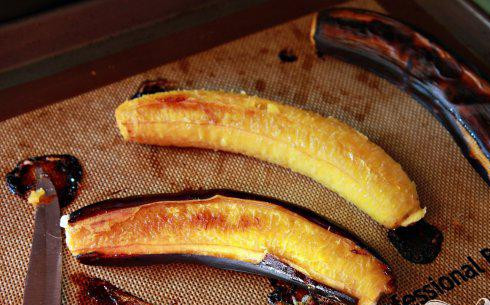 1. Этап. Курица, фаршированная бананами: 1. Крупно нарезать чеснок. Измельчить лук и нарезать кинзу. В миксере смешать лук, чеснок, сок апельсиновый и лимонный сок с сезоны сахар, тмин, орегано, лимон, перец, черный перец, соль и кинзы. Влить оливковое масло и перемешать до однородной массы. Разделить маринад между большими пластиковыми мешками и положить в них курицу, оставить мариноваться на 2 часа или на ночь. Разогреть духовку до 175 градусов. Выстелить противень пергаментной бумагой. Обрезать концы бананов и запечь в духовке в течение 15 - 20 минут, пока кожура не потемнеет.