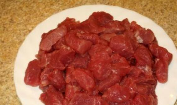 1. Этап. Овощная запеканка с фаршем: 2. Нарежьте мясо кусочками небольшого размера.