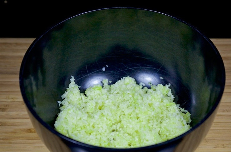 1. Этап. Котлеты из курицы и капусты: 1. Измельчите капусту и выложите её в глубокую мисочку.