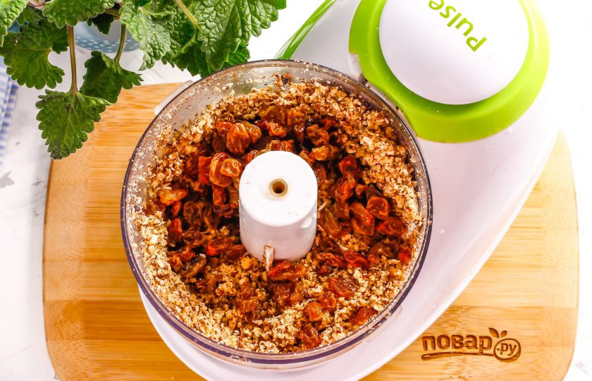 1. Этап. Постные конфеты: Добавьте в чашу блендера замоченные сухофрукты.