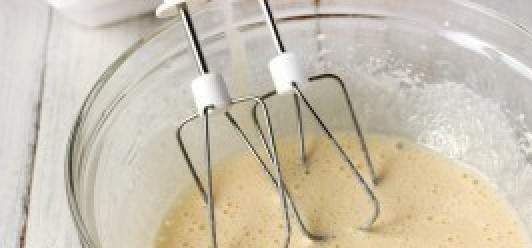 1. Этап. Воздушный пирог в мультиварке: Взбиваем их миксером.