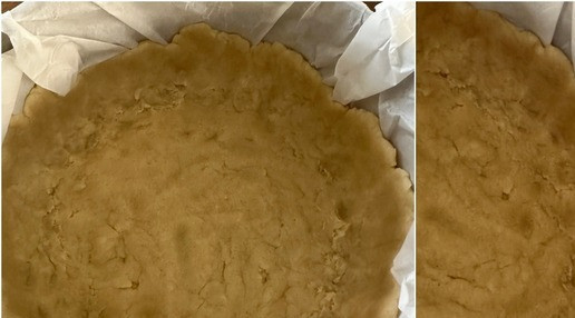 1. Этап. Тарт с клубникой и сметанной заливкой: Выложил в форму тесто. Распределил его по поверхности и сделал довольно высокие бортики.