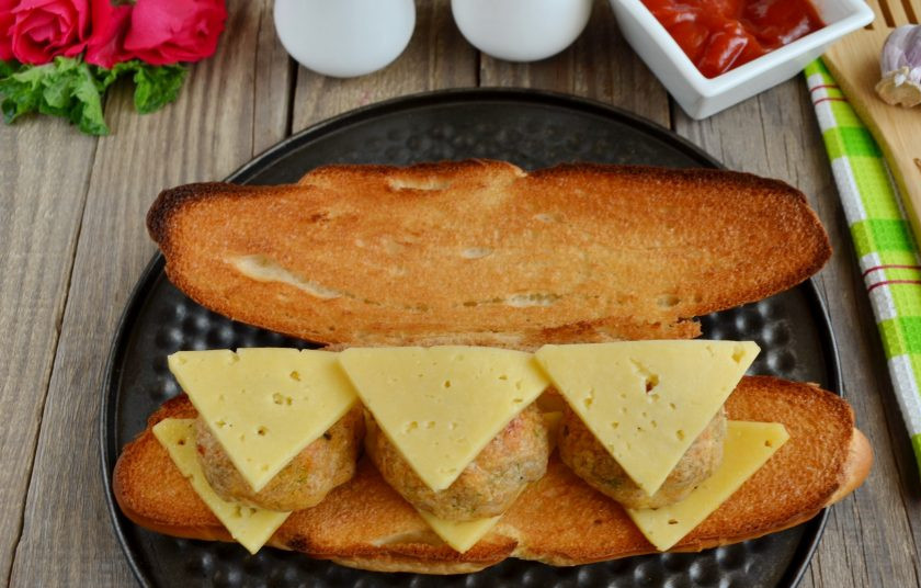 1. Этап. Субмарина с фрикадельками: Сверху — снова сыр. Отправьте в горячую духовку на пару минут, чтобы расплавился сыр.