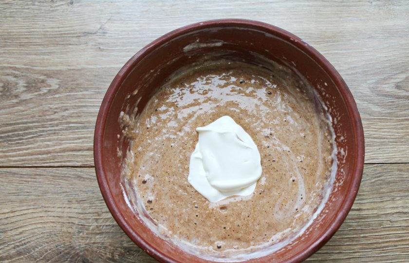 1. Этап. Кето-шарлотка с яблоками: Добавьте в тесто сметану и перемешайте до однородности.