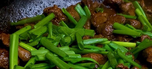 1. Этап. Сочная говяжья печень с луком: Добавьте зелёный лук и обжаривайте 2 минуты, помешивая.