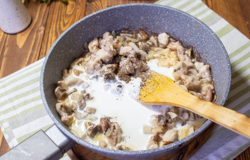 1. Этап. Жульен с курицей и грибами в формочках для кекса: Посолите, поперчите и влейте сливки 20% жирности. Доведите до кипения и снимите с плиты.