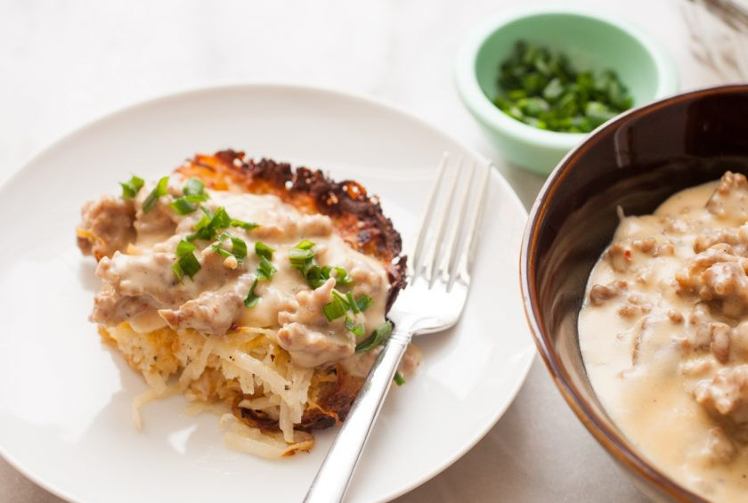 1. Этап. Подлива к картофельной запеканке: 6. Разрежьте запеканку на кусочки, выложите на тарелку, полейте приготовленной подливкой и украсьте измельченным зеленым луком.