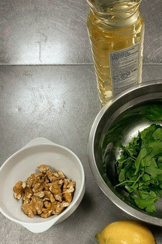 1. Этап. Соус Песто из петрушки: Подготавливаем все ингредиенты